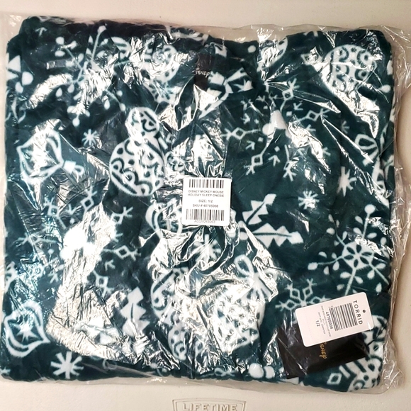 ❤️NWT VINTAGE TORRID PAJAMA DISNEY CHRISTMAS HOLIDAY MICKEY MOUSE ONESIE PLUS - Picture 5 of 12